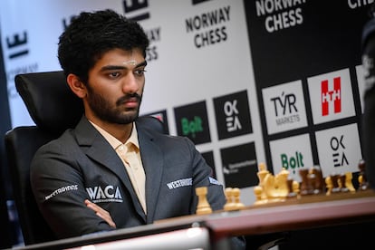 Gukesh, al inicio de la partida de este jueves frente a Caruana en Stavanger