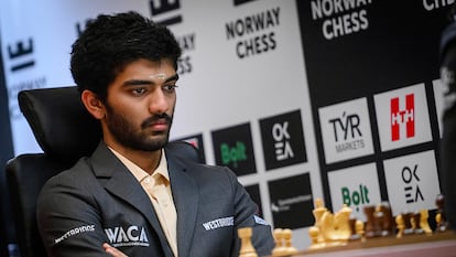 Gukesh, al inicio de la partida de este jueves frente a Caruana en Stavanger
