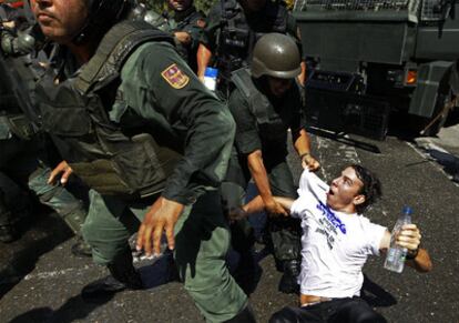 Un soldado detiene a un estudiante durante las protestas contra la ley que suprime la autonomía universitaria en la Universidad Central de Caracas.