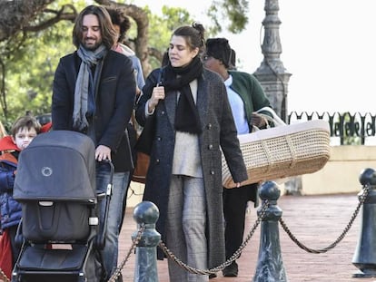 Carlota Casiraghi con Dimitri Rassam y sus hijos, en Mónaco en diciembre de 2018.