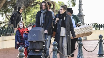 Carlota Casiraghi con Dimitri Rassam y sus hijos, en Mónaco en diciembre de 2018.