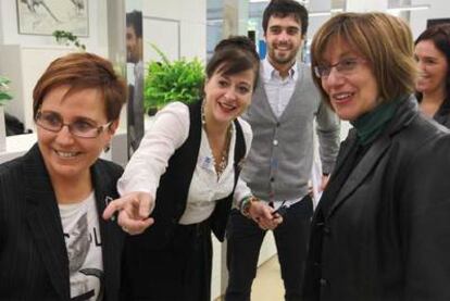 María José Olaziregi, Aizpea Goenaga (centro) y Blanca Urgell, ayer en la nueva sede del Instituto Etxepare en San Sebastián.