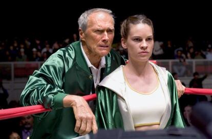 Justo un año después de 'Mystic River', Eastwood se llevó los Oscar a la mejor película y al mejor director por un ya considerado clásico como 'Million Dollar Baby', junto a Hilary Swank.