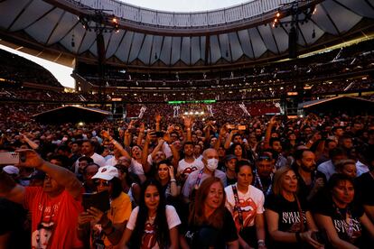 La temperatura era ya alta tras las actuaciones de los teloneros. En la imagen, vista general del público momentos antes de la salida al escenario de los Rolling Stones.