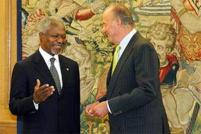 El Rey conversa con Kofi Annan, secretario general de la ONU, en el palacio de la Zarzuela.