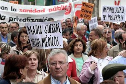 Manifestación de vecinos de Leganés en abril de 2005 para apoyar a los médicos acusados.