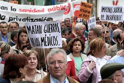 Manifestación de vecinos de Leganés en abril de 2005 para apoyar a los médicos acusados.