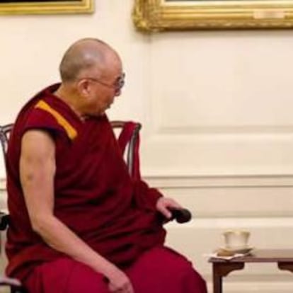 Barack Obama conversa con el líder espiritual tibetano, el Dalai Lama, durante la reunión que mantuvieron hoy en la Casa Blanca.