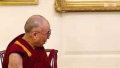 Barack Obama conversa con el líder espiritual tibetano, el Dalai Lama, durante la reunión que mantuvieron hoy en la Casa Blanca.