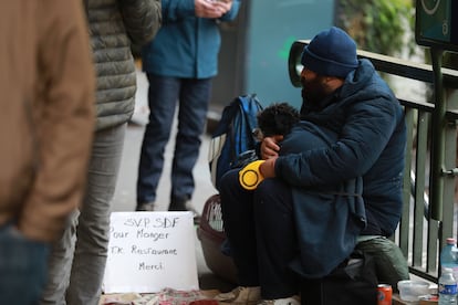 Hombre pide ayuda para comer en París