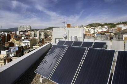 Placas solares térmicas en un edificio de Barcelona.