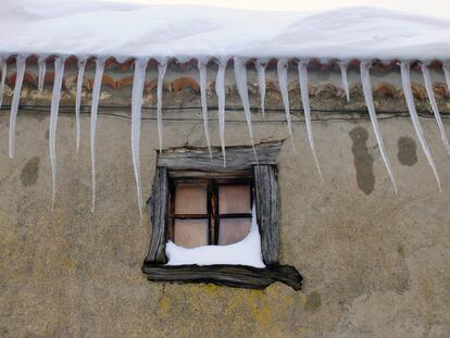 Las bajas temperaturas que han llegado a temperaturas bajo cero ayudan a crear témpanos de hielo como los de esta ventana de La Acebeda.