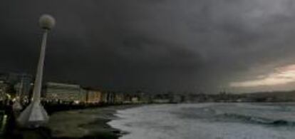 Aspecto que presentaban esta tarde las playas de Orzán y Riazor en A Coruña