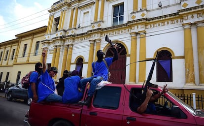 Fuerzas del Gobierno circulan por la ciudad de Masaya el día después de su liberación, el 18 de julio.