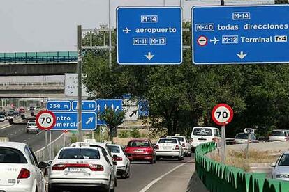 Imagen de los accesos al aeropuerto. El camino de la derecha, indicado como T-4, es más largo y los conductores tardan más tiempo en recorrerlo que  el de la izquierda, indicado con un genérico "Aeropuerto".