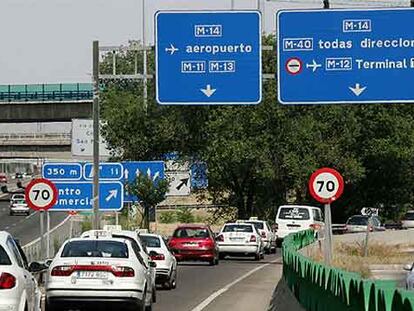 Imagen de los accesos al aeropuerto. El camino de la derecha, indicado como T-4, es más largo y los conductores tardan más tiempo en recorrerlo que  el de la izquierda, indicado con un genérico "Aeropuerto".