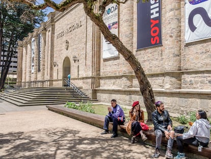 Personas afuera del Museo Nacional de Colombia, en Bogotá.