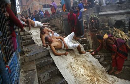 Devotos nepalíes participan en un ritual del festival Madhav Narayan, en Bhaktapur (Nepal).