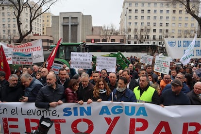 La consejera Isaura Navarro (en el centro), en la concentración de Madrid de esta semana.