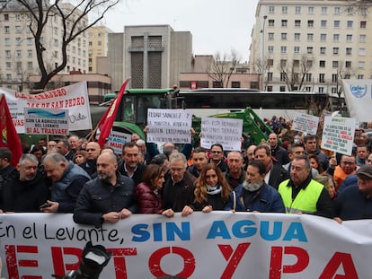 La consejera Isaura Navarro (en el centro), en la concentración de Madrid de esta semana.