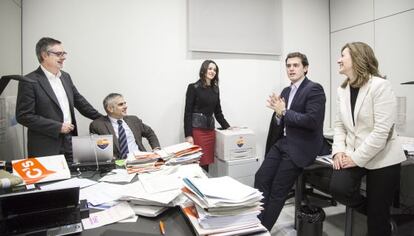 D'esquerra a dreta, els diputats de C's Carina Mejías, Albert Rivera, Inés Arrimadas, Carlos Carrizosa i José Manuel Villegas al seu despatx.