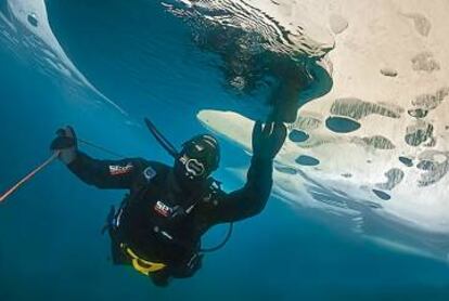 Buceo bajo el hielo en Port Aine.