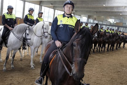 Benedicto Maroto, jefe del Escuadrn de la Polica Municipal, montando a caballo en la base situada junto al puente de los Franceses.