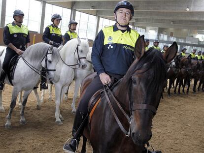 Benedicto Maroto, jefe del Escuadrón de la Policía Municipal, montando a caballo en la base situada junto al puente de los Franceses.
