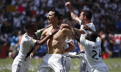 Zlatan celebra el gol de la victoria.