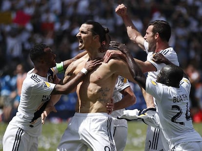 Zlatan celebra el gol de la victoria.