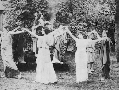 Uno de los Rituales de Safo, organizados con música y danza en honor de la poetisa griega Safo de Mitilene por la escritora estadounidense Natalie Clifford Barney (1876-1972) en el jardín de su casa. Imagen de alrededor de 1895.