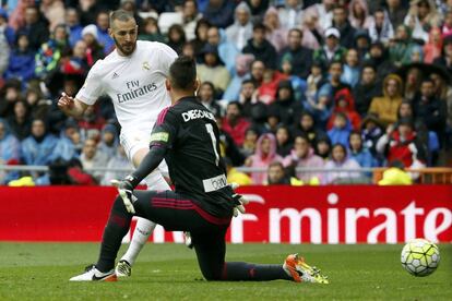 Benzema dispara a a puerta ante Diego Alves para marcar el segundo gol del Madrid.