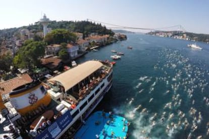 Participantes de la Bosphorus Cross Continental Swim, en Estambul.