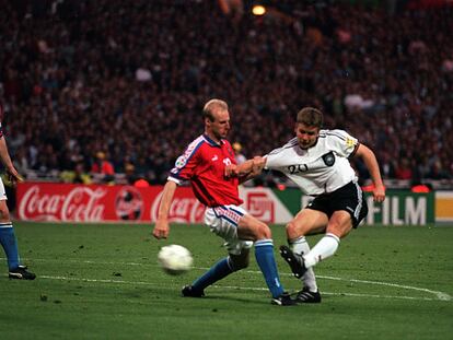 El alemán Oliver Bierhoff marca el gol de oro en la final de 1996 contra la República Checa en Wembley.