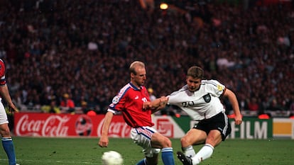 El alemán Oliver Bierhoff marca el gol de oro en la final de 1996 contra la República Checa en Wembley.