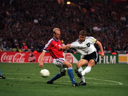 El alemán Oliver Bierhoff marca el gol de oro en la final de 1996 contra la República Checa en Wembley.