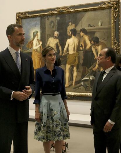 Los Reyes y el presidente francés en una de las salas en las que se puede observar el lienzo pintado por Velázquez 'La fragua de Vulcano', prestado por el Museo del Prado. Se trata de la mayor concentración fuera de España de lienzos del pintor sevillano, solo superada por la expuesta en 1989 en el Metropolitan Museum de Nueva York.