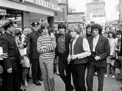 Los Rolling en la puerta del Hotel Astor de Nueva York York en 1964.