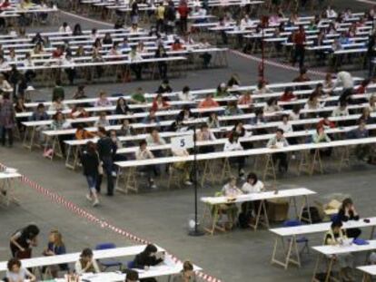 Exámenes de las oposiciones a profesores de Enseñanza Secundaria en el BEC de Barakaldo ( Vizcaya) en 2007.
