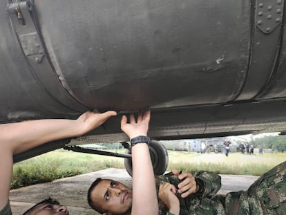 Miembros del ejército analizan efectos del impacto del helicóptero.