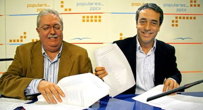 Pedro Agramunt (i), junto a Víctor Campos, vicepresidente de la Comunidad Valenciana en 2007.