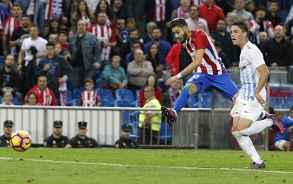 Carrasco dispara para hacer su segundo gol ante el M&aacute;laga. 