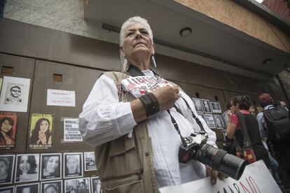 Una activista muestra pancartas por la libertad de prensa en el evento para conmemorar el múltiple asesinato del fotógrafo Rubén Espinoza y cuatro personas más en la colonia Narvarte.