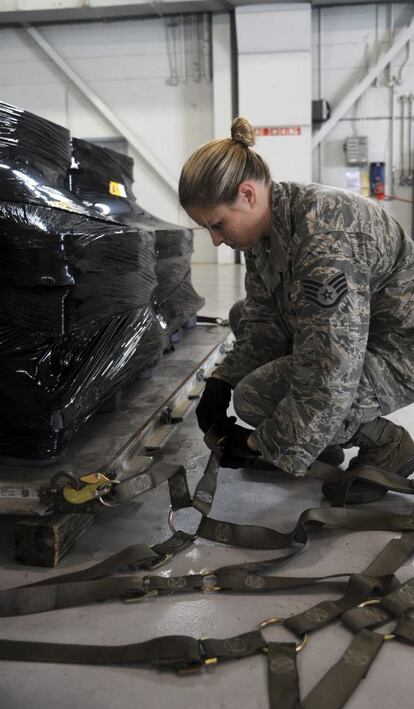 La sargento estadounidense Rachael McCray, instructora de preparación y movilidad logística, durante la preparación ayer, 23 de febrero de 2012, en la base aérea estadounidense de MacDill, de un palé de monedas, pertenecientes a la carga del tesoro de la fragata española 'Nuestra Señora de Las Mercedes'.