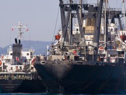 Un buque abastece a otro en la bah&iacute;a de Algeciras.