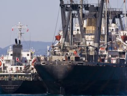 Un buque abastece a otro en la bahía de Algeciras.