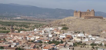 El castillo de La Calahorra se alza sobre la colina del Marquesado del Zenete.