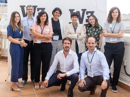 En el centro, María Jesús Espinosa de los Monteros, directora ejecutiva de PRISA Audio, junto a los socios europeos del proyecto WePod.