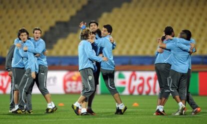 Los jugadores uruguayos durante un entrenamiento un día antes del partido contra México.