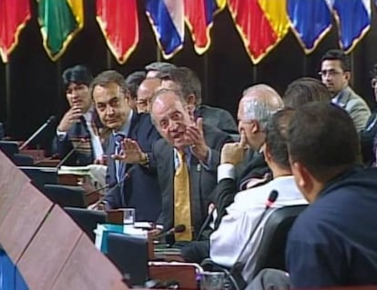 El rey Juan Carlos manda callar al presidente de Venezuela, Hugo Chávez, el 10 de noviembre de 2007 en la Cumbre Iberoamericana celebrada en Chile. Chávez no dejaba de interrumpir la intervención del presidente del Gobierno, José Luis Rodríguez Zapatero, defendiendo a su antecesor en el cargo, José María Aznar, a quien Chávez había llamado fascista en varias ocasiones. La imagen del monarca español perdiendo los nervios ante millones de personas era inédita y no dejó a nadie indiferente. Más tarde, el rey Juan Carlos le regaló una camiseta con el “¿Por qué no te callas?” durante la visita del mandatario venezolano al palacio de Marivent.